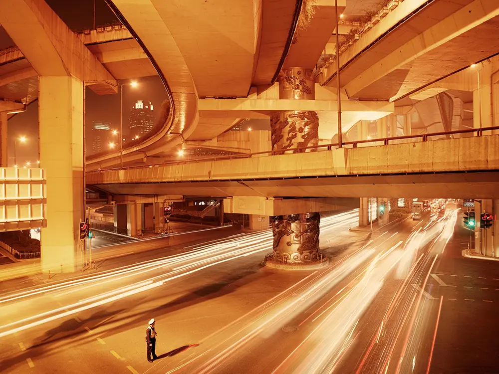 Na dagen zwerven door Shanghai zag ik deze verkeersagent. Pas na een halfuur stond hij heel even anderhalve seconde stil, lang genoeg om hem te vangen te midden van het razende verkeer.